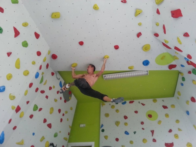 Experto en escalada en el rocodromo